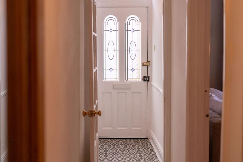 Elegant 3 Bedroom Home In The Centre Of Челтенхам Экстерьер фото