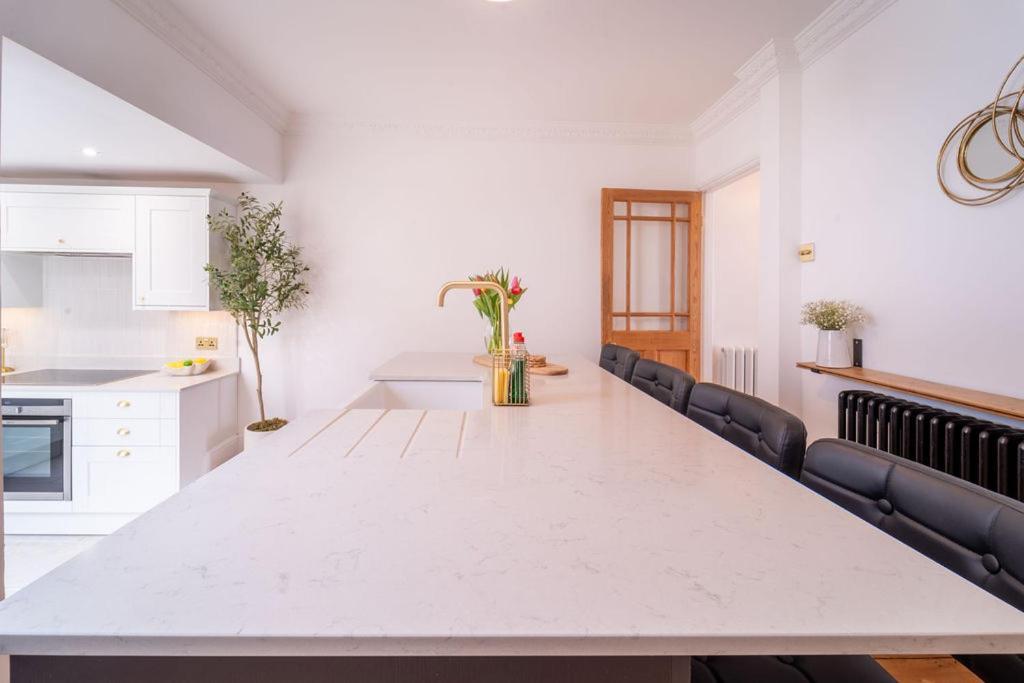 Elegant 3 Bedroom Home In The Centre Of Челтенхам Экстерьер фото