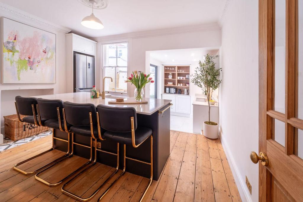 Elegant 3 Bedroom Home In The Centre Of Челтенхам Экстерьер фото